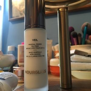 HOURGLASS mineral veil primer